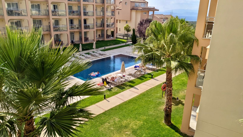 Apartment with Pool & Sea Views
