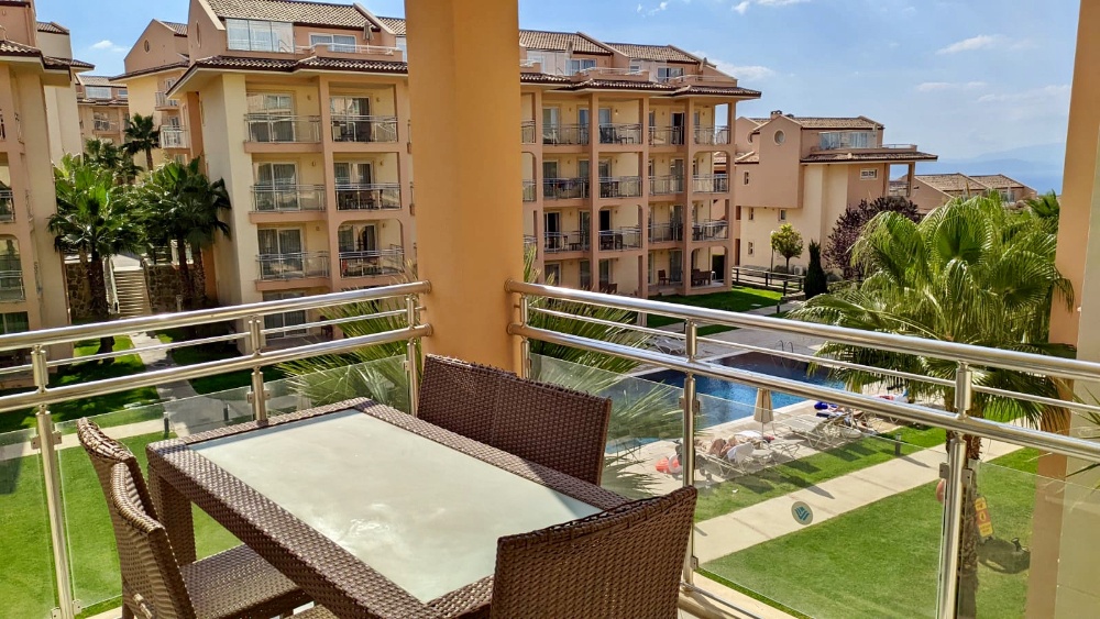 Apartment with Pool & Sea Views
